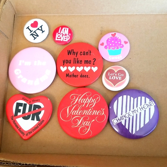 9 BUTTONS PINS - Picture 1 of 4